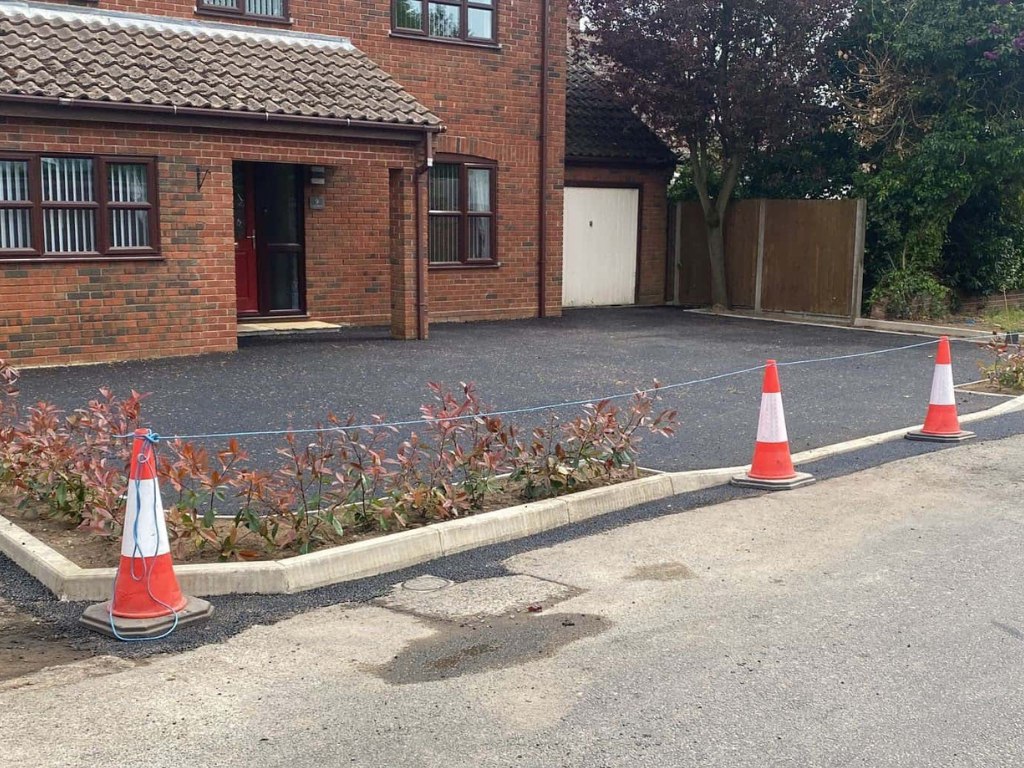 This is a newly installed tarmac driveway just installed by Towcester Driveways